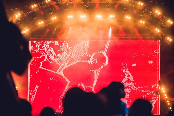 Silueta Una Gran Multitud Concierto Contra Escenario Brillantemente Iluminado Concierto — Foto de Stock