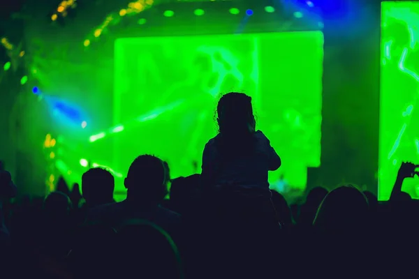 Silhueta Uma Grande Multidão Concerto Contra Palco Brilhantemente Iluminado Concerto — Fotografia de Stock