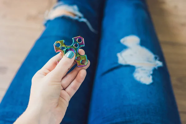 Menina Adolescente Jeans Holey Segura Nas Mãos Brinca Com Spinner — Fotografia de Stock