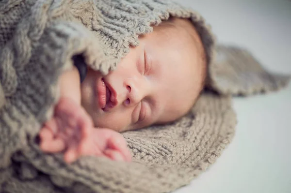 Szczęśliwy Śpiące Niemowlę Noworodek Portret Chłopca — Zdjęcie stockowe