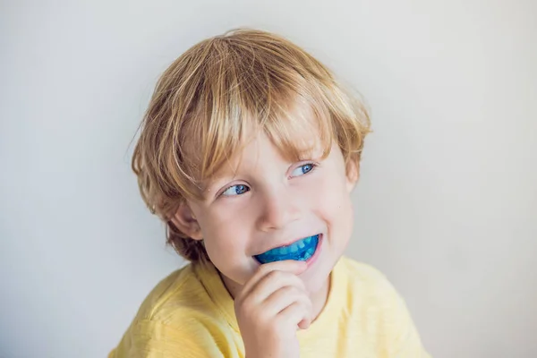 Three Year Old Boy Shows Myofunctional Trainer Illuminate Mouth Breathing — Stock Photo, Image