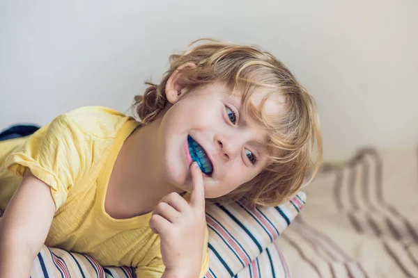 Menino Três Anos Mostra Treinador Miofuncional Para Iluminar Hábito Respirar — Fotografia de Stock