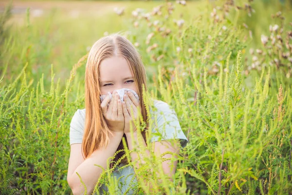 ブタクサにアレルギーのため若い女性のくしゃみ — ストック写真