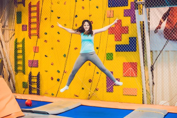 Молодая Спортсменка Прыгает Батуте Фитнес Парке Делает Упражнения Помещении — стоковое фото