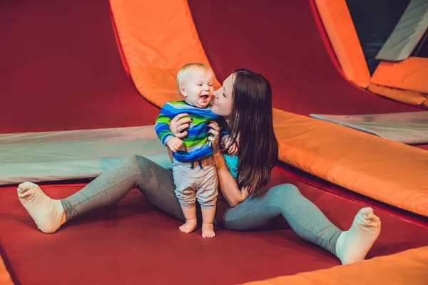 Mother Her Son Jumping Trampoline Fitness Park Doing Exersice Indoors — Stock Photo, Image