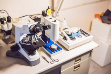 örnek hazırlama tablo aelecron mikroskobu laboratuvarında bir optik mikroskobu ile ultrasonik kesici sistemi ve hassas mikrometre taşlama cila Makinası