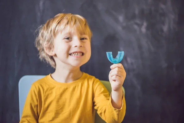 Bambino Tre Anni Mostra Allenatore Miofunzionale Aiuta Pareggiare Denti Crescita — Foto Stock