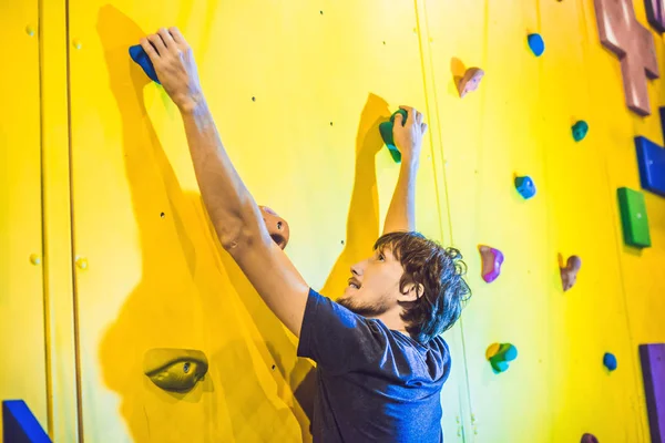 Hombre Escalador Pared Escalada Artificial Gimnasio Bouldering —  Fotos de Stock