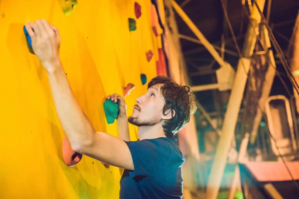 Hombre Escalador Pared Escalada Artificial Gimnasio Bouldering — Foto de Stock