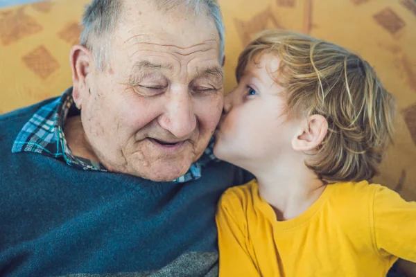 Retrato Menino Feliz Beijando Vovô Feliz Casa — Fotografia de Stock