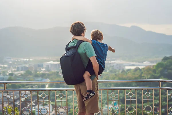 父と息子高タイ プーケット プーケット ビュー ポイント ラングの丘からの眺め — ストック写真