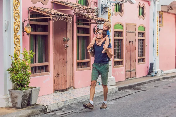 Pappa Och Son Gatan Portugisiska Stil Romani Phuket Stad Kallas — Stockfoto