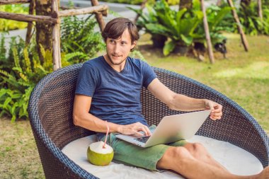 Tatil Yüzme Havuzu yanında çalışan genç serbest meslek