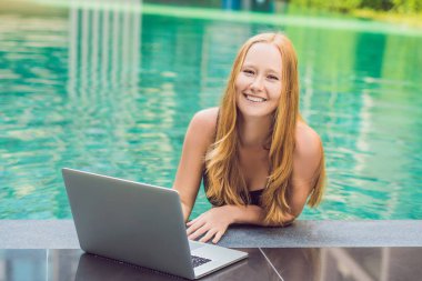 Onu laptop ile havuz oturan genç kadın serbest meslek sahibi. Bayramlarda meşgul. Uzak iş kavramı 