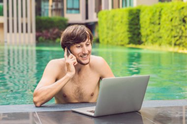 Tatil Yüzme Havuzu yanında çalışan genç serbest meslek