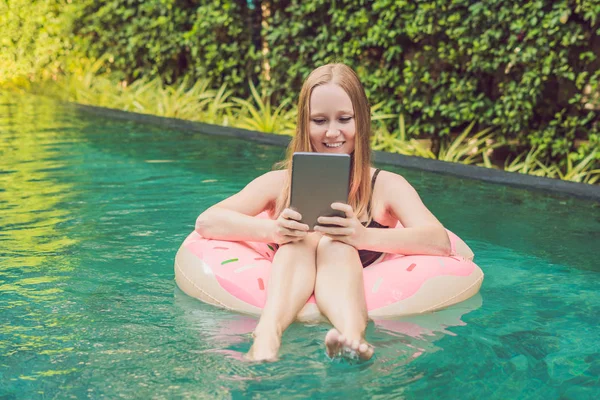 Jeune Femme Pigiste Assise Près Piscine Avec Son Ordinateur Portable — Photo