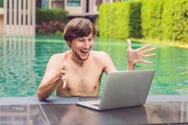 Tatil Yüzme Havuzu yanında çalışan genç serbest meslek
