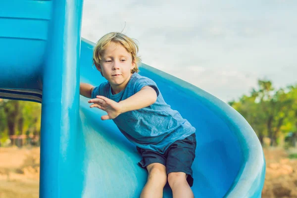 Engraçado Criança Menino Divertindo Slide Playground — Fotografia de Stock