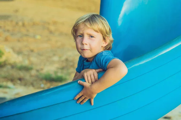 Lustiger Kleinkind Junge Hat Spaß Auf Rutsche Auf Spielplatz — Stockfoto