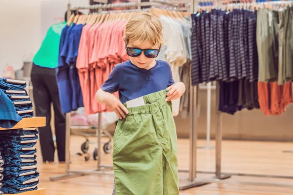Nino Pequeno Probandose Ropa Tienda Ropa Infantil Foto de stock 189467682 galitskaya