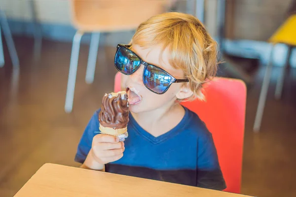 Küçük Çocuk Bir Kafede Dondurma Yeme — Stok fotoğraf