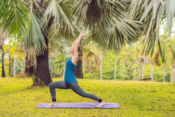 Ung Kvinna Utövar Yoga Tropisk Park Dagtid — Stockfoto