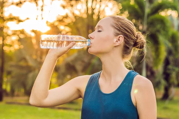 Atractiva Mujer Deportiva Bebiendo Agua Una Botella Después Correr Correr — Foto de Stock