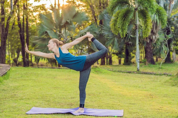 Ung Kvinna Utövar Yoga Tropisk Park Dagtid — Stockfoto
