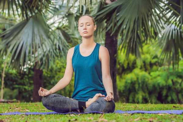 Ung Kvinna Utövar Yoga Tropisk Park Dagtid — Stockfoto