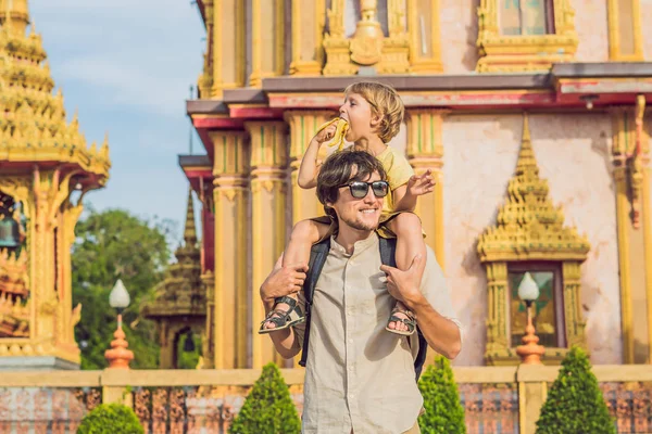 Far Och Son Turister Titta Wat Chalong Det Viktigaste Templet — Stockfoto