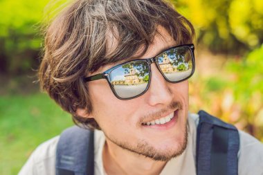 Erkek turist Wat Chalong at arıyorsunuz Phuket en önemli tapınak olduğunu... Tapınağın içinde gözlük yansıma