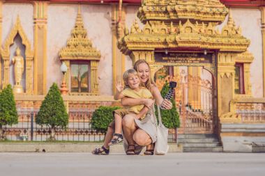Anne ve oğlu turist Wat Chalong Phuket en önemli Tapınağı görüntüdür. Çocuk kavramı ile seyahat