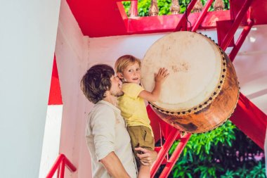 Baba ve oğul turist Wat Chalong Phuket en önemli Tapınağı görüntüdür. Çocuk kavramı ile seyahat