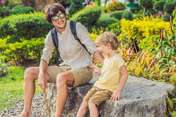 Père Fils Touristes Regardent Wat Chalong Est Temple Important Phuket — Photo