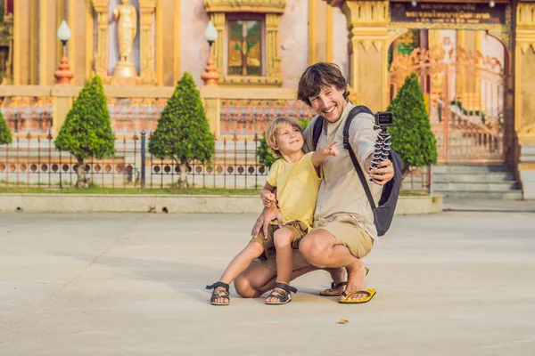 Pai Filho Turistas Olhar Para Wat Chalong Templo Mais Importante — Fotografia de Stock