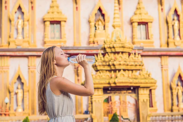 Женщина Туристка Фоне Тайского Храма Ват Чалонг — стоковое фото