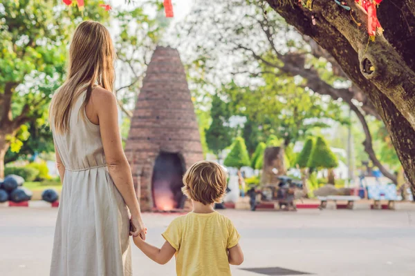 Matka Syn Turisté Pohled Wat Chalong Nejdůležitější Chrám Phuket Cestování — Stock fotografie