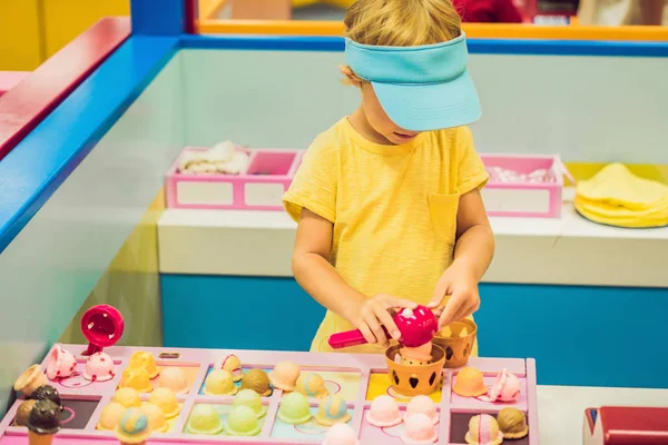 Dondurma Salonu Dondurma Satıcı Olarak Çocuk Oyun — Stok fotoğraf