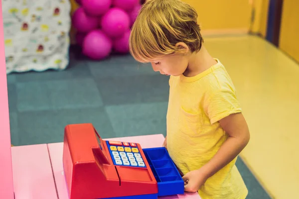 Der Junge Spielt Mit Der Kinderkasse — Stockfoto