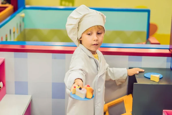 Der Junge Spielt Das Spiel Als Wäre Koch Oder Bäcker — Stockfoto