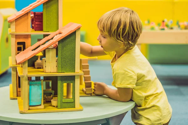 Junge Spielt Kindergarten Mit Holzhaus — Stockfoto