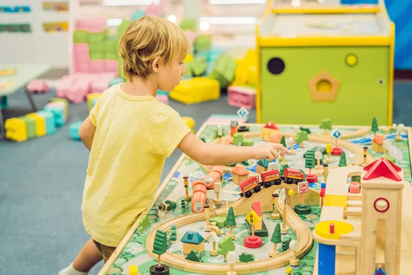 Kinder Spielen Mit Holzspielzeug Bauen Hause Oder Der Kita Eine — Stockfoto