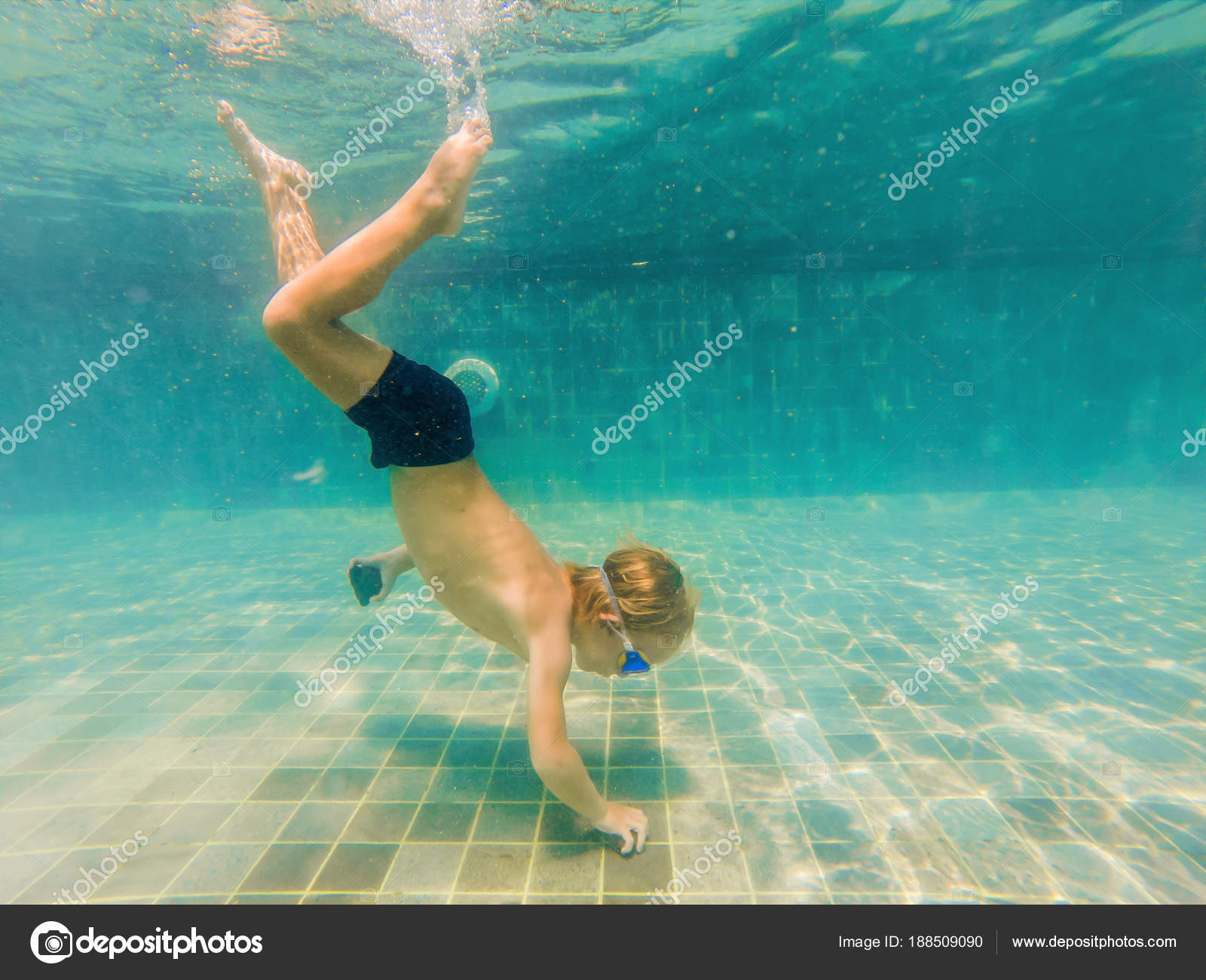 Resultado de imagem para menino nadando debaixo de Ã¡gua
