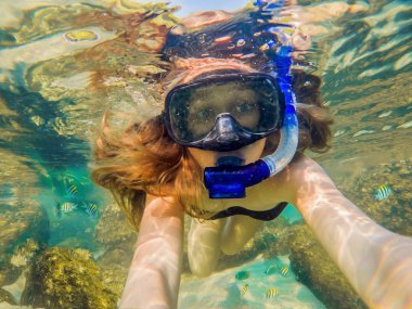 Egzotik ada önünde tropikal sularda dalış kadın.