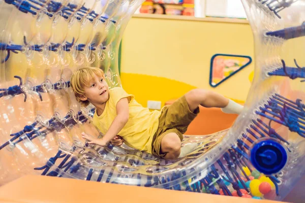 Menino Bonito Jogando Zorb Rolamento Anel Cilindro Plástico Com Furo — Fotografia de Stock