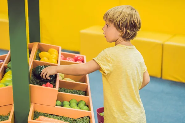 Хлопчик Купує Іграшкові Овочі Іграшковому Супермаркеті — стокове фото
