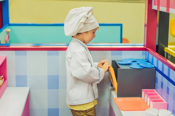 Menino Joga Jogo Como Ele Fosse Cozinheiro Padeiro Uma Cozinha — Fotografia de Stock