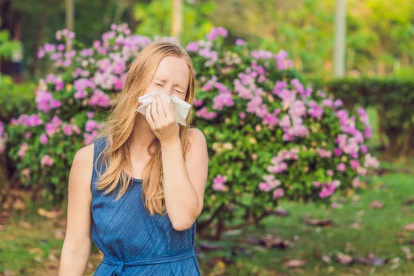 Pollen Allergie Concept Jonge Vrouw Gaat Niezen Bloeiende Bomen Achtergrond — Stockfoto