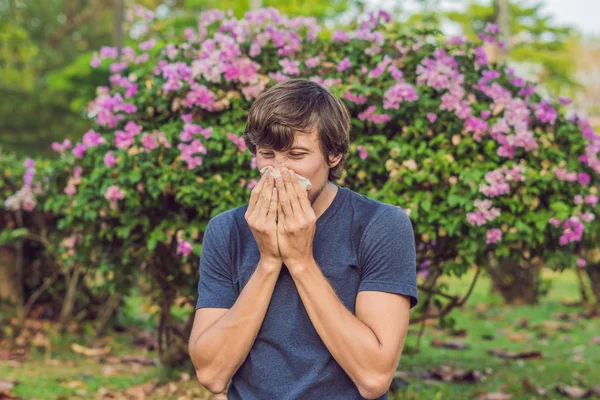 Hombre Joven Estornuda Debido Una Alergia Polen —  Fotos de Stock