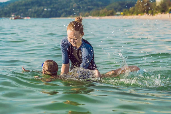 Istruttore Femminile Insegnare Ragazzo Nuotare Mare — Foto Stock